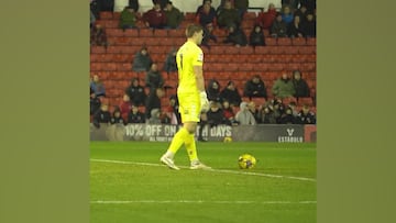 Tienen que ver de lo que más se habla en Inglaterra: ¿Es gol o falta al portero?