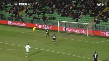 Del primer al último bético alucinando a 4.000 kms: le anularon este gol a Bakambu...