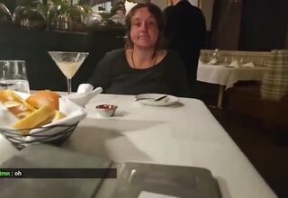 Es muy cruel: un ‘streamer’ invita a una mujer sin hogar a cenar y huye cuando llega la cuenta