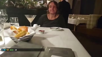 Es muy cruel: un ‘streamer’ invita a una mujer sin hogar a cenar y huye cuando llega la cuenta