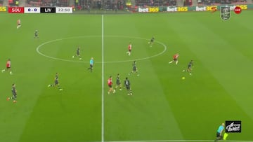 El Liverpool juega con fuego bajo un diluvio