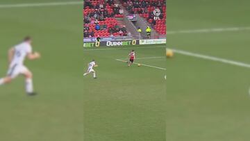 Hasta el ‘X’ oficial de la 4ª división inglesa ‘presume’ de esta treta: pantalones bajados y gol de risa