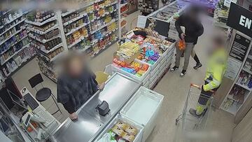 El momento en que la Guardia Civil detiene a dos personas por atracar una tienda a punta de pistola