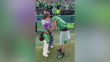 Saquon Barkley’s heartwarming handshake with daughter before historic game