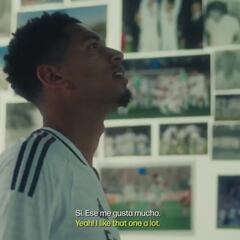 Bellingham’s viral reaction: mesmerized by Real Madrid legends Zidane, Ronaldo, and Figo in iconic photo room