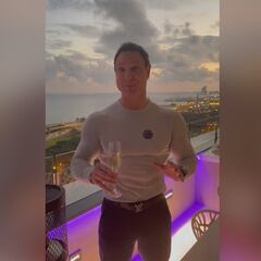 La felicitación de Año Nuevo de Cárdenas que arrasa en X por el aspecto del presentador