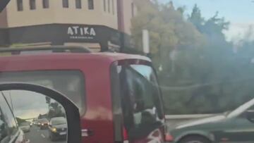 Un padre deja conducir a su hija pequeña sobre sus piernas