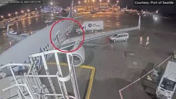 Un pasajero sufre una crisis de ansiedad y utiliza la salida de emergencia para subirse al ala del avión