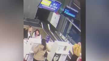 Una anciana confunde la cinta de equipajes con la puerta de embarque y deja el momento cómico del año