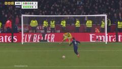 Incredulidad por cómo se ha tirado el español Raya en la tanda contra el United: extrañísimo en un portero de élite...