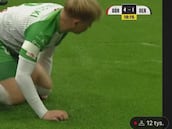 Podolski pierde los papeles en un amistoso y agrede a un rival: en redes no dan crédito