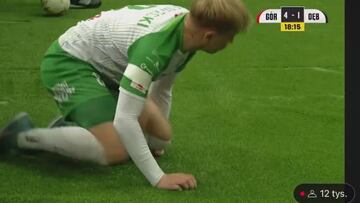 Podolski pierde los papeles en un amistoso y agrede a un rival: en redes no dan crédito