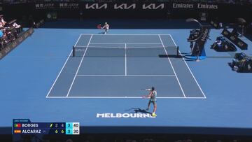 Alcaraz repite octavos con bache y espectáculo