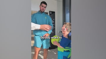 Es un grande por cosas como esta: precioso lo de Alcaraz con este niño