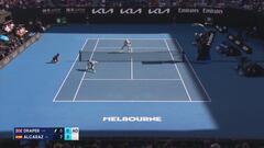 Alcaraz es pura magia: levantó a toda la pista con puntazo imposible, el final es exquisito