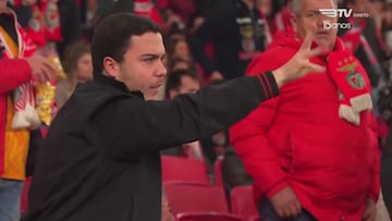 La imagen más vista en Portugal: un aficionado del Benfica tras la polémica última jugada del partido