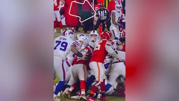 Slow motion drama: ref’s blind-angle spot on 4th down sparks outrage as Chiefs benefit from controversial call!