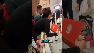 Le hacen llegar al Papa Francisco un jersey de las Chivas
