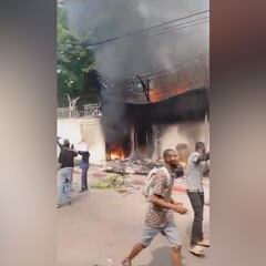 Atacan e incendian las embajadas de Estados Unidos y Francia en Kinshasa