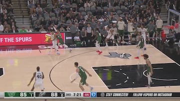 Antetokounmpo delante, 4′' en el crono y el balón en el centro de la cancha: lo de Wembanyama fue de no creer