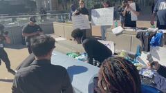 Así protestan los aficionados de los Mavs al traspaso de Doncic: llevan un ataúd a su propio estadio