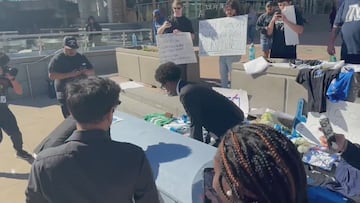 Así protestan los aficionados de los Mavs al traspaso de Doncic: llevan un ataúd a su propio estadio