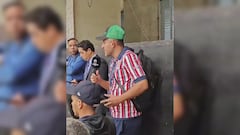 ¡De locos! Aficionado burla la seguridad y en plena conferencia le pide la renuncia a Oscar García