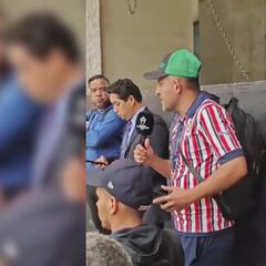 ¡De locos! Aficionado burla la seguridad y en plena conferencia le pide la renuncia a Oscar García
