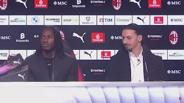 Ibrahimovic le da una lección de modales a su nuevo jugador en mitad de la presentación