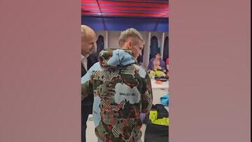 Precioso detalle de Dani Olmo con los juveniles del Dinamo de Zagreb tras caer ante el Barcelona