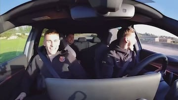 La secuencia de Gavi con los nuevos coches del Barça que no para en ‘X’: “Está chalado...”