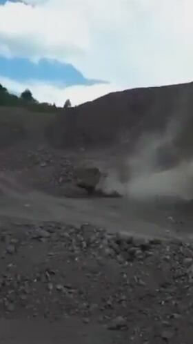 ¡Milagro! ¡Roca gigante cae directo hacia un coche y sucede lo increíble!