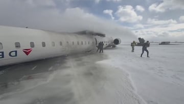 Un avión se estrella al aterrizar en Canadá y acaba completamente boca abajo y sin alas