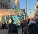 El bus del Manchester City ‘la lía’ en plena calle Alcalá