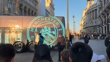 El bus del Manchester City ‘la lía’ en plena calle Alcalá