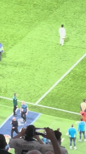 De esos gestos de Pep en el Bernabéu que se recordarán durante mucho tiempo: ojo al escudo