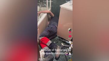 Un fontanero se queda dormido en mitad de un trabajo y se hace viral