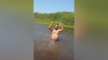 Un hombre se está dando un baño cuando nota un cocodrilo: vean cómo acaba