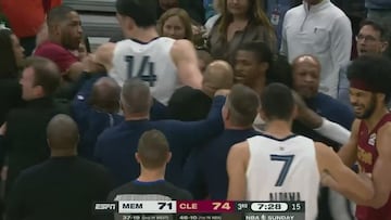 Se pegan 20 personas en la NBA y se hace viral el español Aldama: vean, vean...