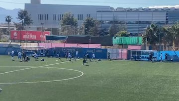 Un futbolista de Málaga patea la cabeza del entrenador rival en el suelo: la escena es sobrecogedora