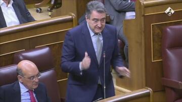 Ovación espectacular a Aitor Esteban en su último día en el Congreso: todos los políticos, unidos