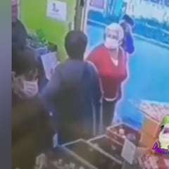 Una cámara de seguridad pilla a dos ancianas peleándose a bastonazo limpio: la gente no da crédito