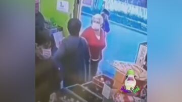 Una cámara de seguridad pilla a dos ancianas peleándose a bastonazo limpio: la gente no da crédito