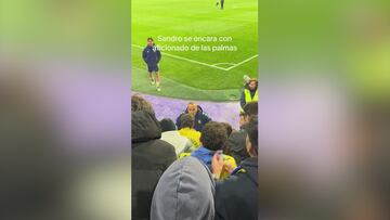 El gesto de un aficionado de Las Palmas enfurece a Sandro y se encara a él en la grada