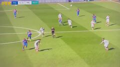 La imagen es muy dura: salvaje entrada del portero del Millwall que le costó la roja directa