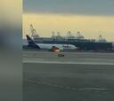 El aterrizaje de emergencia de un avión de FedEx con uno de sus motores en llamas: es muy impactante