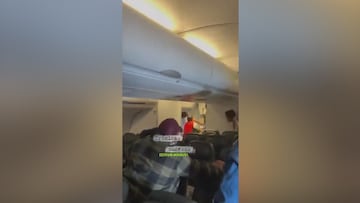 Un hombre enloquece en pleno vuelo de Venezuela a Madrid y trata de escaparse del avión en el aire