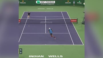 Kyrgios es sinónimo de espectáculo: dos veces salvada entre las piernas y un final bastante triste