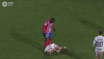 Omar Janneh, jugador del Atleti B, es expulsado por escupir a un rival