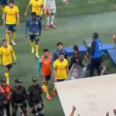 ‘Chiquito’ Sánchez se encaró con la afición de Chivas y les presumió el tricampeonato